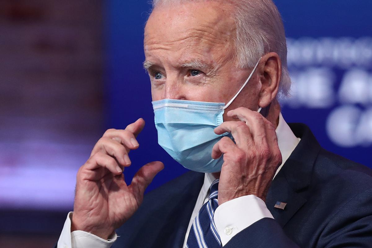 President Biden wearing a face mask