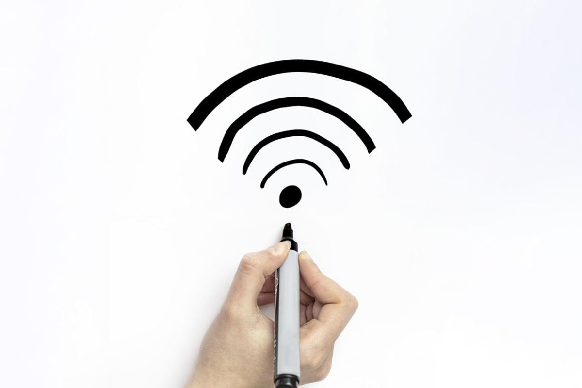 Hand drawing a wifi symbol